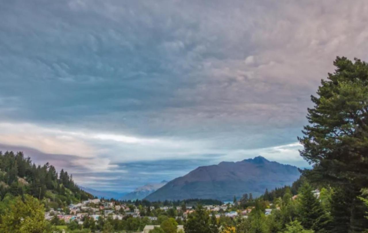 Hot Tub And Views Over Central Queenstown - Entire Holiday House Zewnętrze zdjęcie